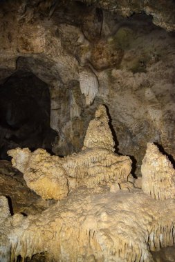 Carlsbad Mağaraları Ulusal Parkı, New Mexico 'daki büyük yeraltı koridorlarında kalsit koyları, sarkıtlar ve dikitler. ABD