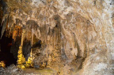 Carlsbad Mağaraları Ulusal Parkı, New Mexico 'daki büyük yeraltı koridorlarında kalsit koyları, sarkıtlar ve dikitler. ABD