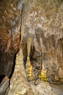 Carlsbad Mağaraları Ulusal Parkı, New Mexico 'daki büyük yeraltı koridorlarında kalsit koyları, sarkıtlar ve dikitler. ABD