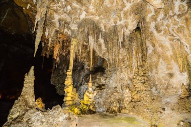 Carlsbad Mağaraları Ulusal Parkı, New Mexico 'daki büyük yeraltı koridorlarında kalsit koyları, sarkıtlar ve dikitler. ABD