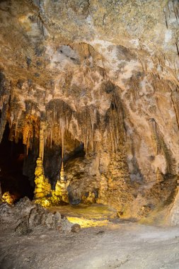 Carlsbad Mağaraları Ulusal Parkı, New Mexico 'daki büyük yeraltı koridorlarında kalsit koyları, sarkıtlar ve dikitler. ABD