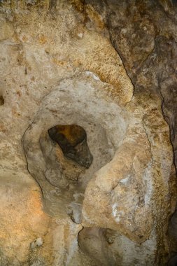 Carlsbad Mağaraları Ulusal Parkı, New Mexico 'daki büyük yeraltı koridorlarında kalsit koyları, sarkıtlar ve dikitler. ABD
