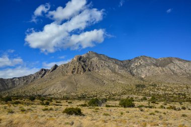 New Mexico 'daki dağ manzarasında büyük kümülüs bulutları.