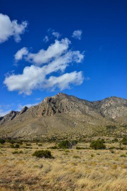 New Mexico 'daki dağ manzarasında büyük kümülüs bulutları.
