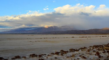 Günbatımında çöl ve New Mexico 'daki Guadalupe Dağları' nın arka planında gök gürültülü bulutlar.
