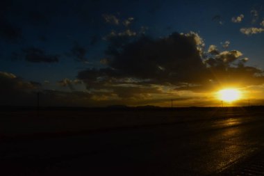 New Mexico 'da gün batımında büyük kümülüs bulutları