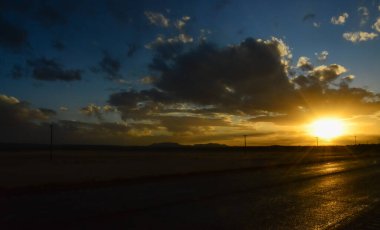 New Mexico 'da gün batımında büyük kümülüs bulutları