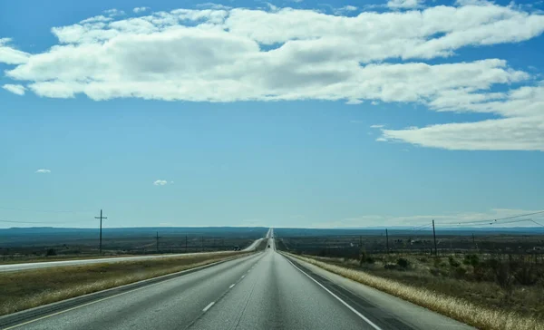 Camino Recto Que Extiende Distancia Contra Cielo Azul Con Nubes —  Fotos de Stock