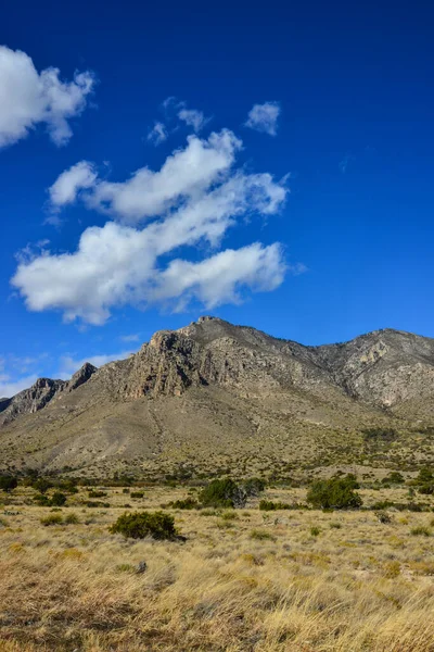 New Mexico 'daki dağ manzarasında büyük kümülüs bulutları.
