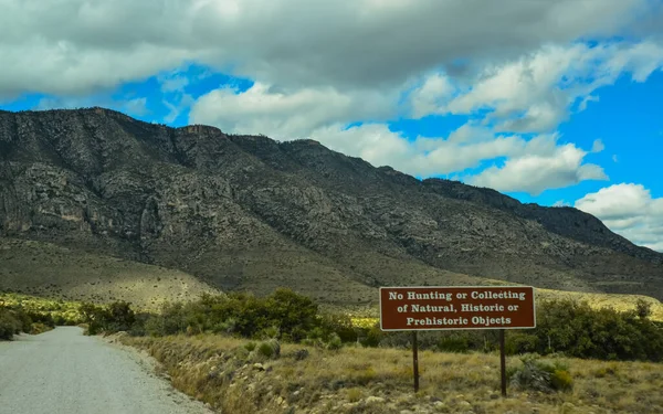 NEW MEXICO, ABD - 22 Kasım 2019: New Mexico 'daki dağların arka planında bir uyarı yazılı bilgi işareti