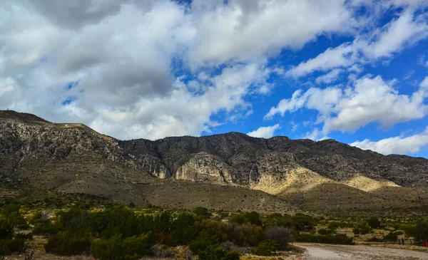 New Mexico 'daki dağ manzarasında büyük kümülüs bulutları.