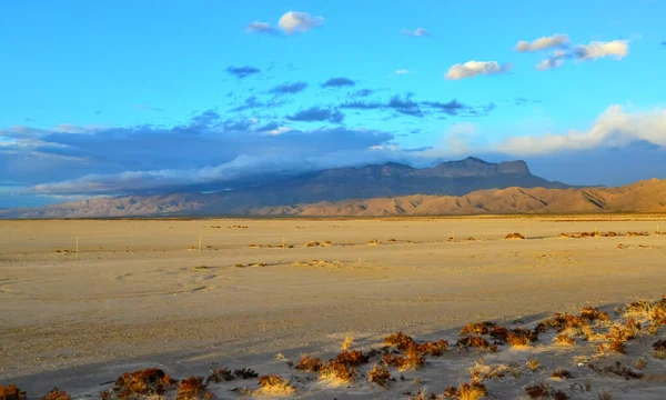 Deserto Pôr Sol Nuvens Trovão Contra Pano Fundo Das Montanhas — Fotografia de Stock