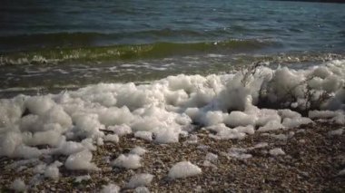 Kirli su, doğal suların eutrofikasyonu ve göllerin ekolojisi nedeniyle gölde köpük var.