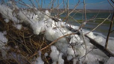 Kirli su, doğal suların eutrofikasyonu ve göllerin ekolojisi nedeniyle gölde köpük var.
