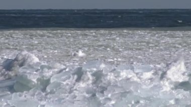 2017 'de Ukrayna' nın Odessa kenti yakınlarındaki bir denizde meydana gelen fırtınada kıyıya yakın sularda donmuş Karadeniz, buz kütleleri ve deniz blokları sallanıyordu.