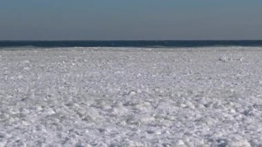 2017 'de Ukrayna' nın Odessa kenti yakınlarındaki bir denizde meydana gelen fırtınada kıyıya yakın sularda donmuş Karadeniz, buz kütleleri ve deniz blokları sallanıyordu.