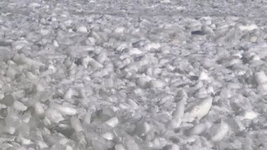 2017 'de Ukrayna' nın Odessa kenti yakınlarındaki bir denizde meydana gelen fırtınada kıyıya yakın sularda donmuş Karadeniz, buz kütleleri ve deniz blokları sallanıyordu.