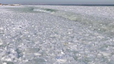 2017 'de Ukrayna' nın Odessa kenti yakınlarındaki bir denizde meydana gelen fırtınada kıyıya yakın sularda donmuş Karadeniz, buz kütleleri ve deniz blokları sallanıyordu.