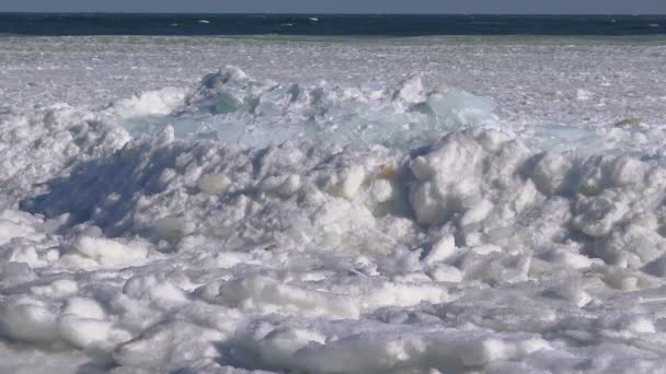 Παγωμένη Μαύρη Θάλασσα Κομμάτια Και Μπλοκ Του Θαλάσσιου Πάγου Ταλαντεύεται — Αρχείο Βίντεο