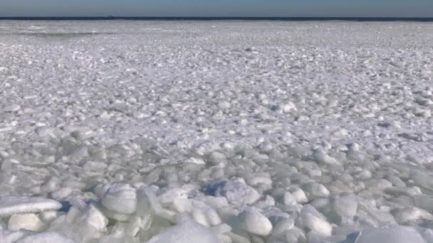 Bevroren Zwarte Zee Brokken Blokken Zeeijs Wapperend Het Water Bij — Stockvideo