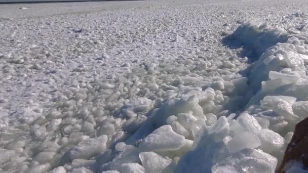 Zamarznięte Morze Czarne Kawałki Bloki Lodu Kołyszące Się Wodzie Pobliżu — Wideo stockowe