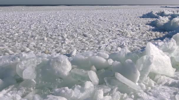 Zamarznięte Morze Czarne Kawałki Bloki Lodu Kołyszące Się Wodzie Pobliżu — Wideo stockowe