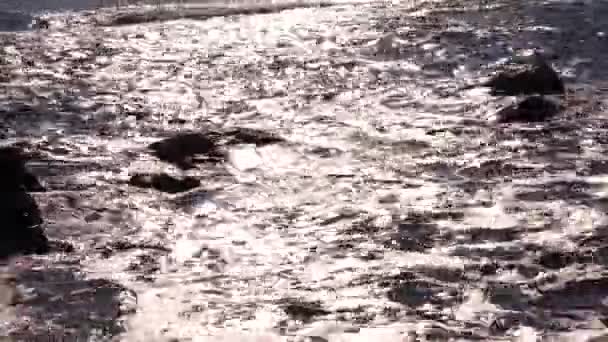 Ondas Mar Colidem Com Pedra Mar Tempestuoso Brilho Água Mar — Vídeo de Stock