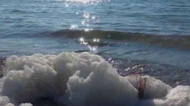 Suda ve deniz kıyısında kirli köpük, ötrofikasyon, rezervuarın kirlenmesi, ekolojik sorun