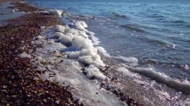 Suda ve deniz kıyısında kirli köpük, ötrofikasyon, rezervuarın kirlenmesi, ekolojik sorun