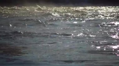 Akıntı Suyu Patlayan Ekoloji Arkaplanı. Öfkeli temiz su akışı.