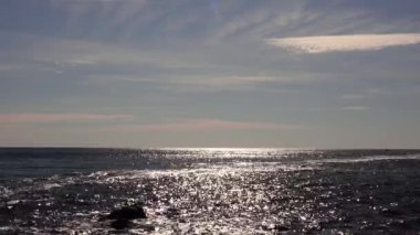 Suda parlama, fırtınadan önce güneşin sudaki yansıması. Karadeniz