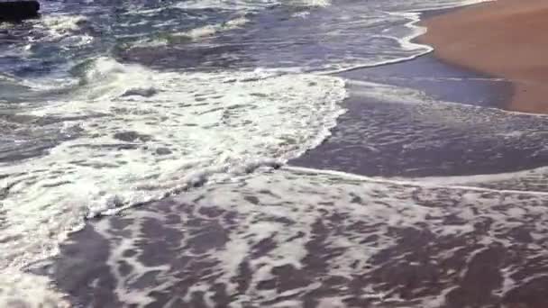 Fale Morskie Białą Pianką Toczą Się Piaszczystym Brzegu Odbicie Słońca — Wideo stockowe