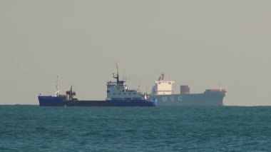 UKRAINE, Kara Deniz - 22 Kasım 2020: bir nakliye gemisi denize açılır. Ukrayna