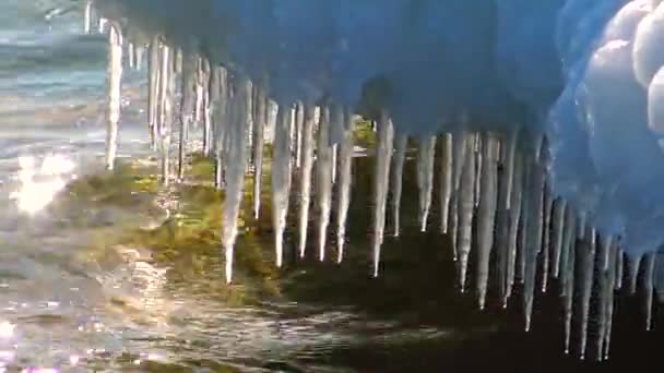 Ледяные Сосульки Блестят Замерзающем Черном Море Украина — стоковое видео