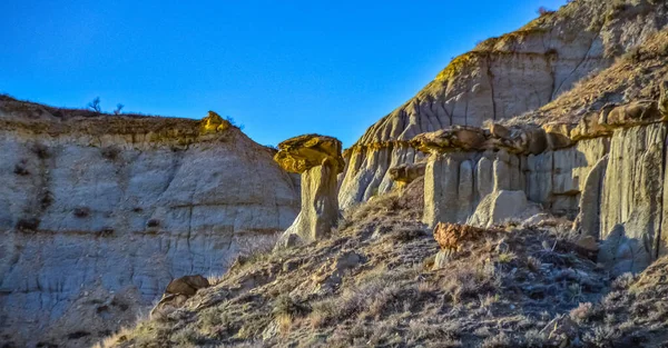 黄昏时分的地质石质粘土景观 高山和岩石 北达科他州 — 图库照片