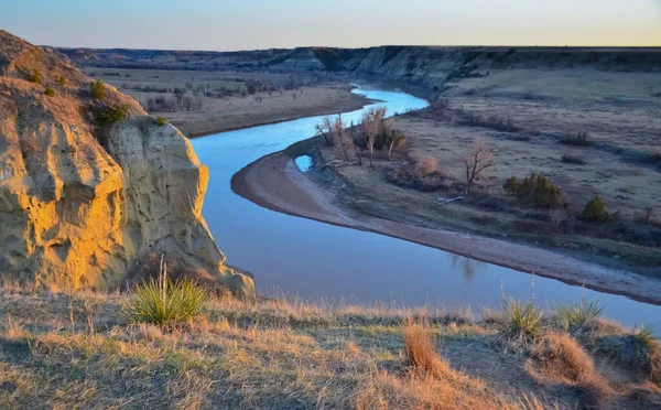 Kilátás Kanyargós Folyó Hegyről Este Naplementekor Észak Dakota — Stock Fotó