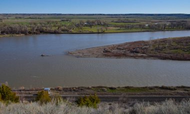 Yavaşça akan nehri olan vadi, güneşin parlaklığı. Montana doğası