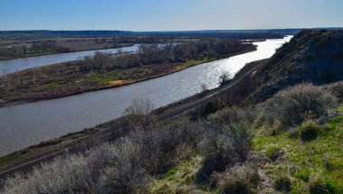 Yavaşça akan nehri olan vadi, güneşin parlaklığı. Montana doğası
