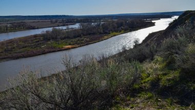 Yavaşça akan nehri olan vadi, güneşin parlaklığı. Montana doğası