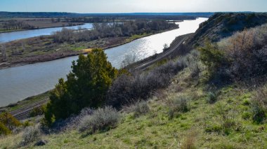 Yavaşça akan nehri olan vadi, güneşin parlaklığı. Montana doğası