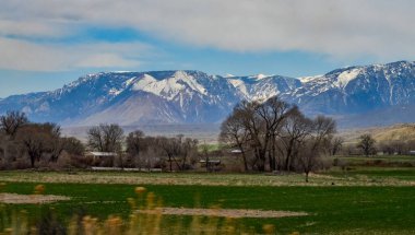 Dağ manzarası, Montana, ABD 'de baharda dağlarda kar.