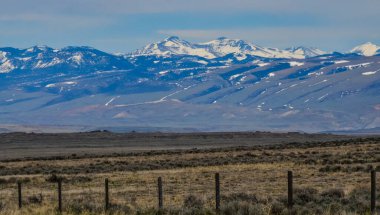 Dağ manzarası, Montana, ABD 'de baharda dağlarda kar.