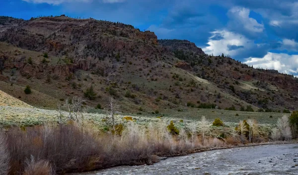 Górska Rzeka Błotnistą Wodą Topniejący Śnieg Górach Górski Krajobraz Montana — Zdjęcie stockowe