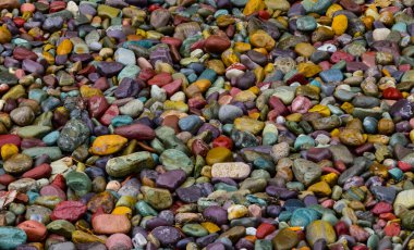 İç kısımda çok renkli çakıl taşları, yuvarlak renkli çakıl taşları. Montana