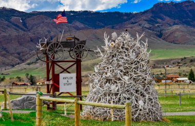 ABD, Montana, 27 Nisan. 2018: Beyaz geyik boynuzlarından yapılmış bir sanat objesi. Kuşların yaşadığı geyik boynuzları, rüzgarda dalgalanan Amerikan bayrağı. Montana