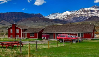ABD, Montaja - 28 Nisan 2018: Dağ manzarası, Montana, ABD 'deki dağların arasındaki bir vadide tipik bir tek katlı çiftlik evi