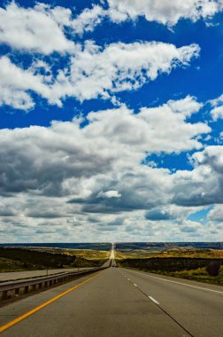 Utah, ABD 'deki ovaların üzerinde gün boyunca yağmur bulutları