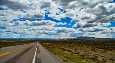Utah, ABD 'deki ovaların üzerinde gün boyunca yağmur bulutları