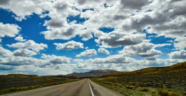Utah, ABD 'deki ovaların üzerinde gün boyunca yağmur bulutları