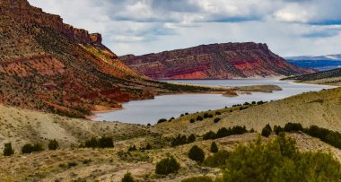 Dağlık arazi, kızıl dağların arasında bir göl, göldeki adalar. Utah, ABD